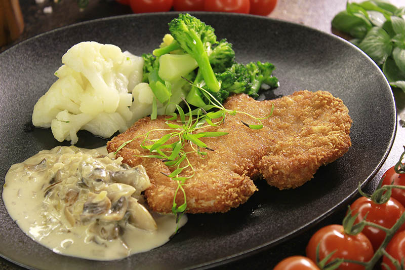 Шницель куриный с соусом грибным